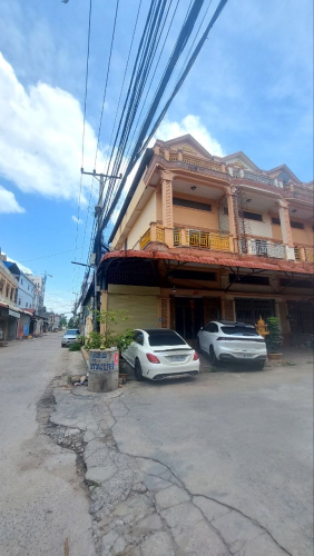 ផ្ទះជួលកែង អាជីវកម្ម នៅបឹងទំពុន មានសំភារះស្រាច់ អាចធ្វើជាការិយាល័យ ក្រុមហ៊ុន ឬ ហាងលក់ទំនិញបាន