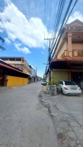 ផ្ទះជួលកែង អាជីវកម្ម នៅបឹងទំពុន មានសំភារះស្រាច់ អាចធ្វើជាការិយាល័យ ក្រុមហ៊ុន ឬ ហាងលក់ទំនិញបាន