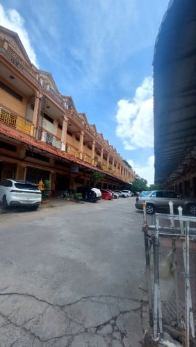 ផ្ទះជួលកែង អាជីវកម្ម នៅបឹងទំពុន មានសំភារះស្រាច់ អាចធ្វើជាការិយាល័យ ក្រុមហ៊ុន ឬ ហាងលក់ទំនិញបាន