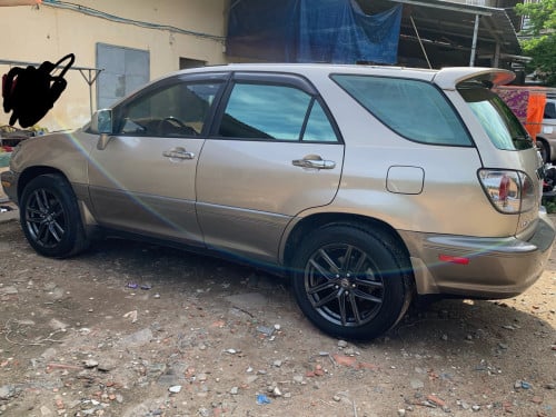 ឡានលក់ឆ្នាំ2000ប៉ុង1
