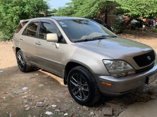 ឡានលក់ឆ្នាំ2000ប៉ុង1