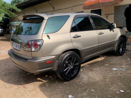 ឡានលក់ឆ្នាំ2000ប៉ុង1