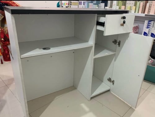 មានលក់ទូរ Cashier នៅថ្មី90%