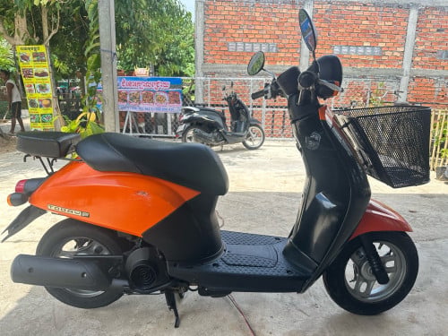 ចង់លក់ម៉ូតូ Honda today នៅស្អាតម៉ាសុីននៅអេមណាស់