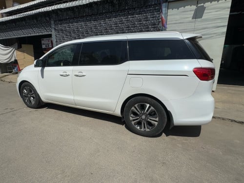 លក់ សាងបាន Kia Carnival 2019 full-option សាំង 2AW