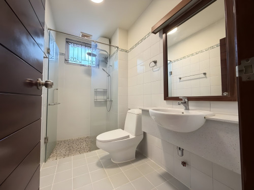 𝐅𝐨𝐫 𝐑𝐞𝐧𝐭: Newly Renovated 3-Bedroom Apartment – BKK1