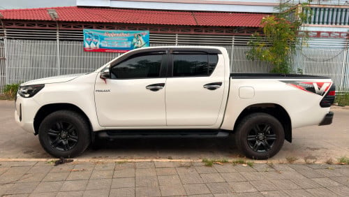 មហាថ្មី Toyota Hilux Revo V-edition 024 ហ្សុីន១ជុំ