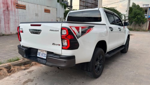 មហាថ្មី Toyota Hilux Revo V-edition 024 ហ្សុីន១ជុំ