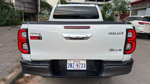 មហាថ្មី Toyota Hilux Revo V-edition 024 ហ្សុីន១ជុំ