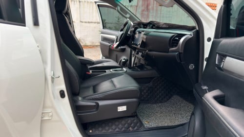 មហាថ្មី Toyota Hilux Revo V-edition 024 ហ្សុីន១ជុំ