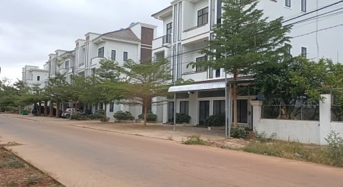 ដីអាជីកម្មលក់បន្ទាន់ (លើផ្លូវ បសស ចុងកៅស៊ូ ក្រុងសៀមរាប ) 👉ចចារម្ចាស់ផ្ទាល់