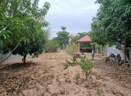 ដីអាជីកម្មលក់បន្ទាន់ (លើផ្លូវ បសស ចុងកៅស៊ូ ក្រុងសៀមរាប ) 👉ចចារម្ចាស់ផ្ទាល់