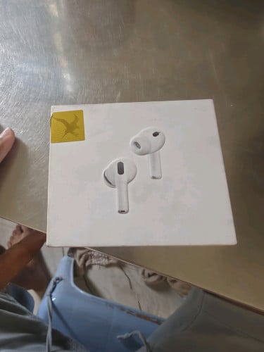 air pod pro 3 មួយទឹកហែកប្រេីហេីយនៅថ្មី90%