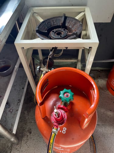 Gas stove with stand + LPG cylinder