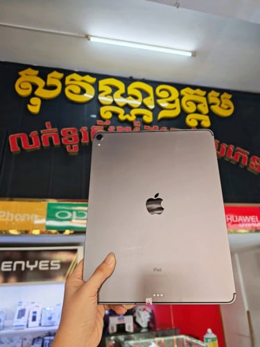 Ipad pro sim+wifi 12.9" 2018  64G ស្អាត98%  ធានាសុំនុំហ្សីន