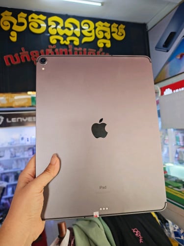 Ipad pro sim+wifi 12.9" 2018  64G ស្អាត98%  ធានាសុំនុំហ្សីន