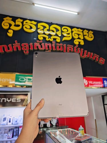 Ipad pro sim+wifi 12.9" 2018  64G ស្អាត98%  ធានាសុំនុំហ្សីន