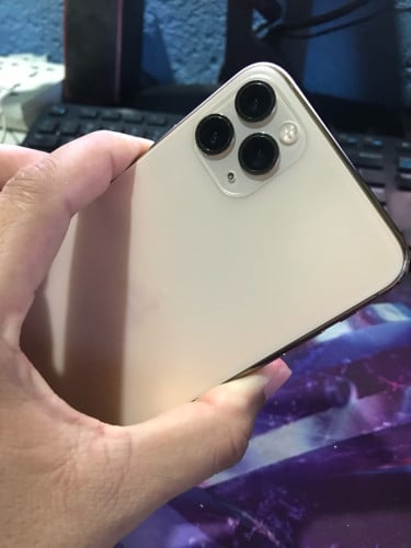 iPhone 11 Pro Max ជាប់ ID ប្រើបាន - លក់ ឬដូរជាមួយ Labtop