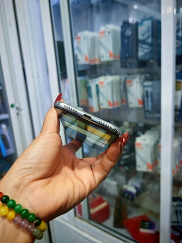 iPhone X/64GB តួរស្អាតមានស្គែន