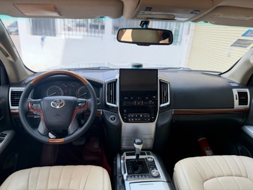Land Cruiser 2009 Upgraded 2021ឡើងគ្រឿងស្អាតក្នុងក្រៅ