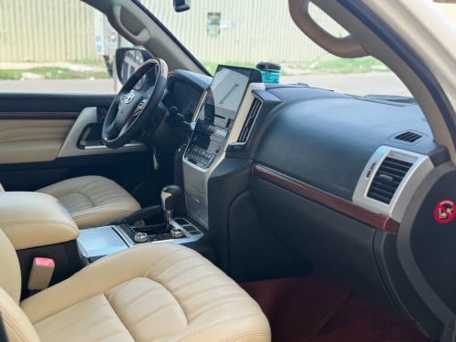 Land Cruiser 2009 Upgraded 2021ឡើងគ្រឿងស្អាតក្នុងក្រៅ