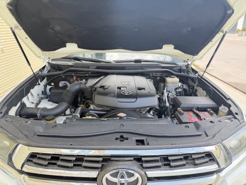 Land Cruiser 2009 Upgraded 2021ឡើងគ្រឿងស្អាតក្នុងក្រៅ