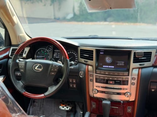 Lexus LX570 ឆ្នាំ2014 V8 សាំង ធានាឡានស្អាត