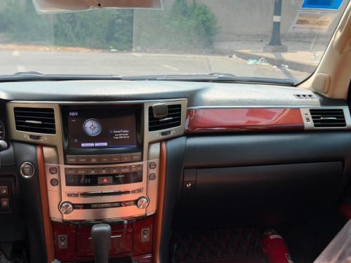 Lexus LX570 ឆ្នាំ2014 V8 សាំង ធានាឡានស្អាត