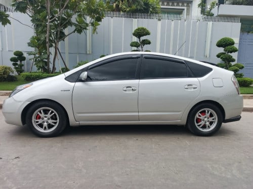 Prius 05 ឡានស្អាត ចរចាបានច្រើន