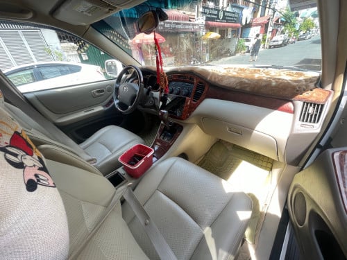 Toyota Highlander 2004 V4 ប៉ុង1 កៅអី3ជួរ ក្នុងលឿង ផ្លាកលេខ PP 2AW xxxx