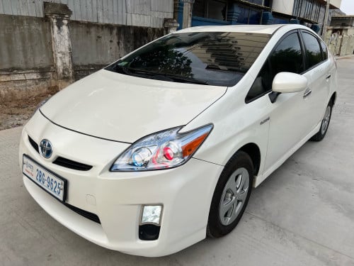 Toyota Prius សេរីឆ្នាំ2010ពណ៏សOption 3 ធានាឡានស្អាតអត់បុកអត់ច្រេះឡានថ្មីគ្មានកន្លែងទាស់