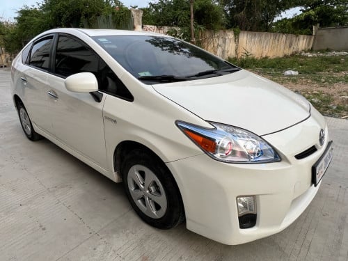 Toyota Prius សេរីឆ្នាំ2010ពណ៏សOption 3 ធានាឡានស្អាតអត់បុកអត់ច្រេះឡានថ្មីគ្មានកន្លែងទាស់