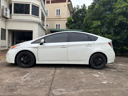 Toyota Prius អប់សិន3 ក្រដាស់ពន្ធ