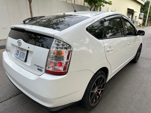 Toyota Prius Full option សេរីឆ្នាំ2006 ម្ចាស់ដេឺមផ្ទាល់ម៉ាញ្ញែMcឡានអត់បុកអត់ច្រេៈឡានថ្មី
