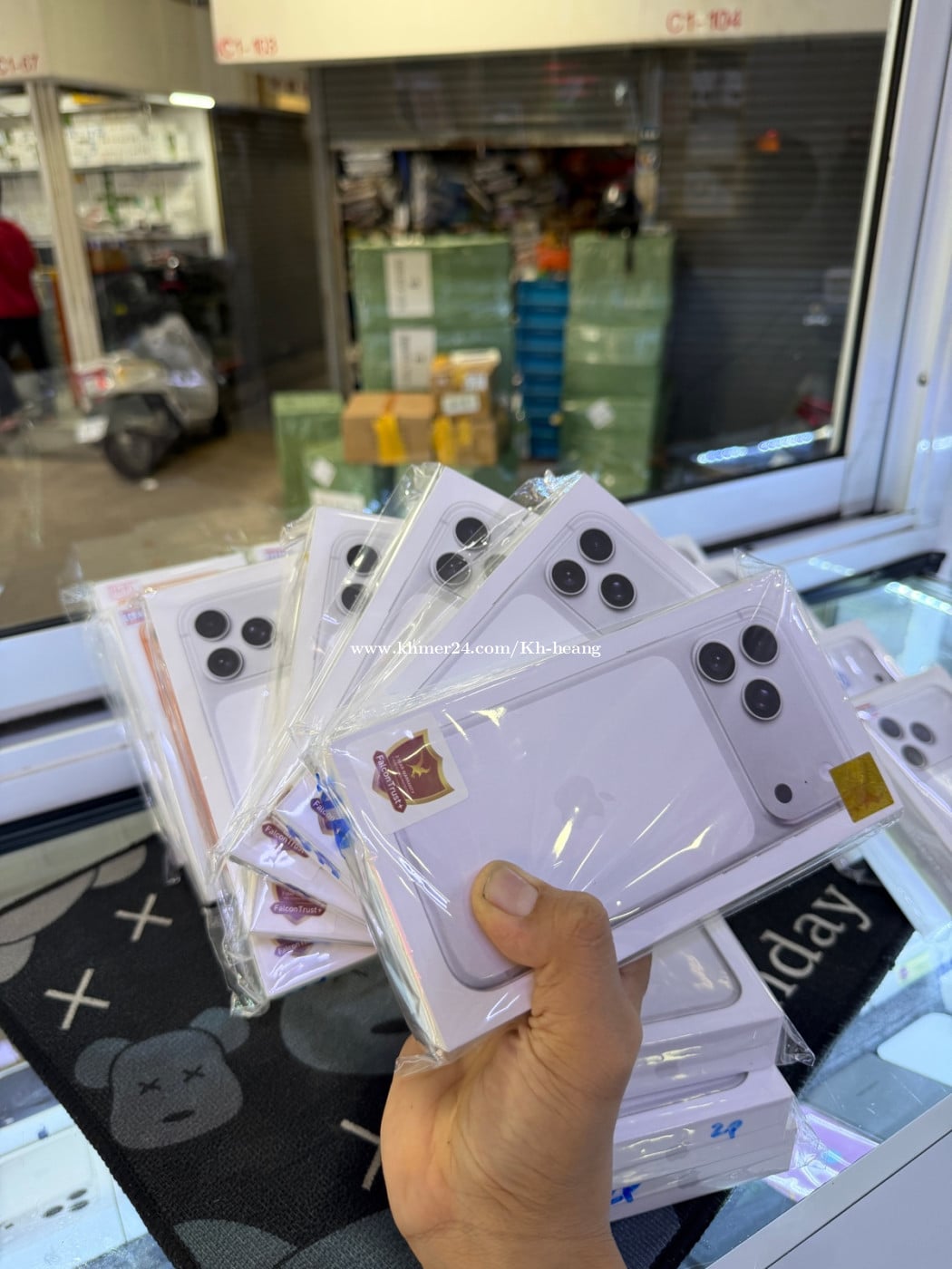 Iphone17promax 256G ធានា2ឆ្នាំ free ដុំសាក falcon