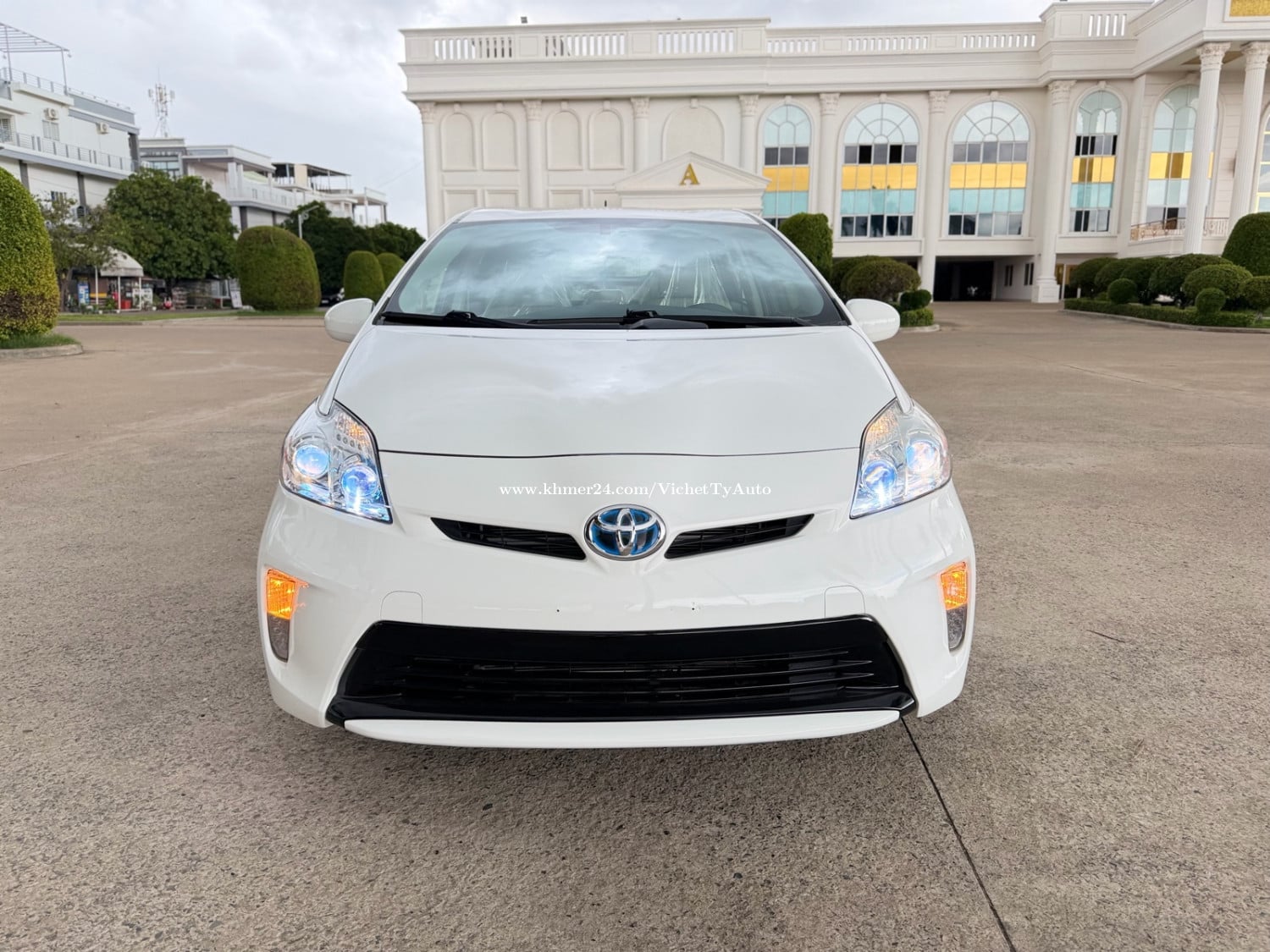 Prius 2013 (ថ្មីណាស់)