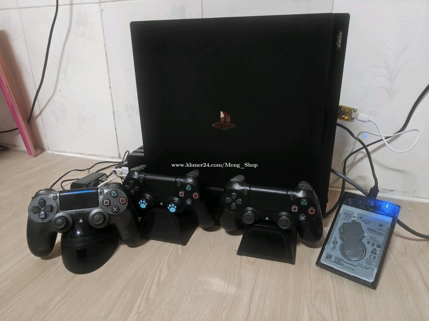 Ps4 pro 1 + hhd 1T =2T controller 3