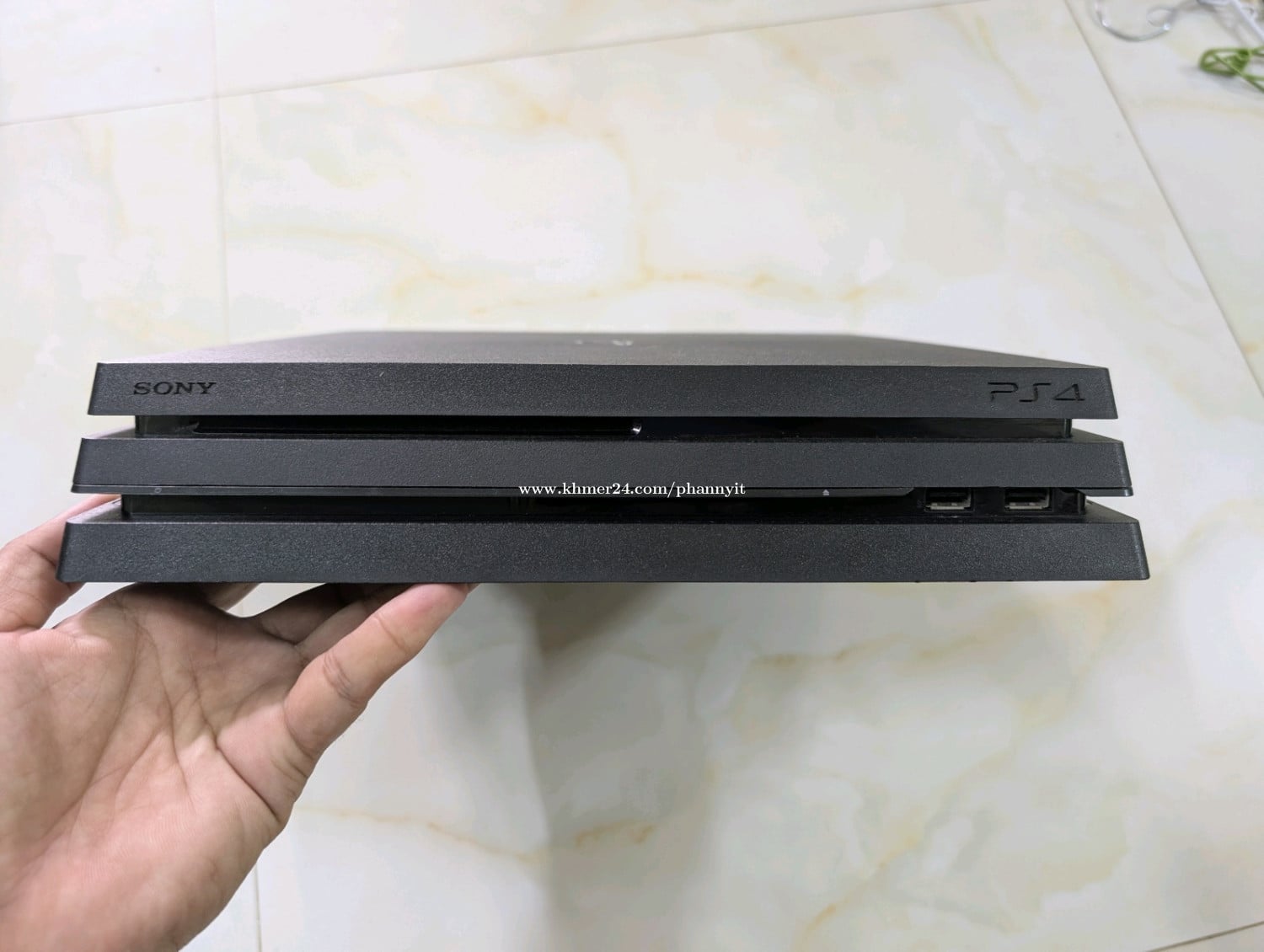 PS4 Pro JB 1T Full Games (2 original controllers, 1 clone)