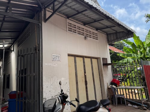 ផ្ទះមានបន្ទប់ជួលចង់លក់(ប្លង់រឹង)ចរចាបាយ