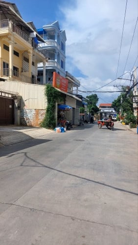 ផ្ទះជួល អាជីវកម្ម ២ល្វែងជាប់គ្នា រួមទាំងកន្លែងលក់ថ្នាំពេទ្យ ទីតាំងល្អ ជិតវត្តសន្សំកុសល