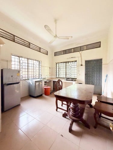 ផ្ទះជួល កណ្តាលក្រុង ជិត ស្តុប វត្ត ដំណាក់ 3Room