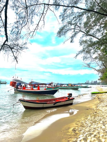 ទូកស្ទូចត្រី fishing boat