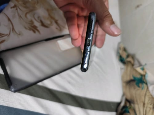ចង់លក់ huawei p40 pro ប្រើស្រួលគ្មានបញ្ហាអ្វីទេអុចអេក្រង់បន្តិចដូចរូប