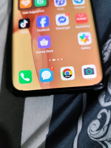 ចង់លក់ huawei p40 pro ប្រើស្រួលគ្មានបញ្ហាអ្វីទេអុចអេក្រង់បន្តិចដូចរូប