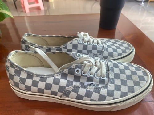 ស្បែកជេីងបុរស VANS