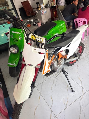 ម៉ូតូអាត្រៃសាយXL