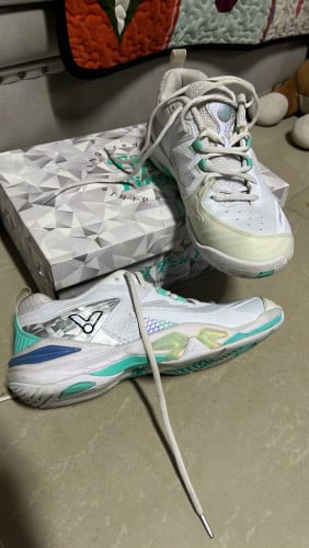Badminton shoes