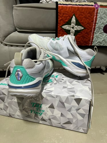 Badminton shoes