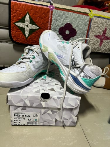 Badminton shoes