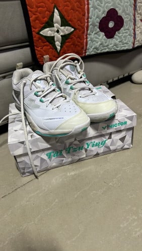 Badminton shoes